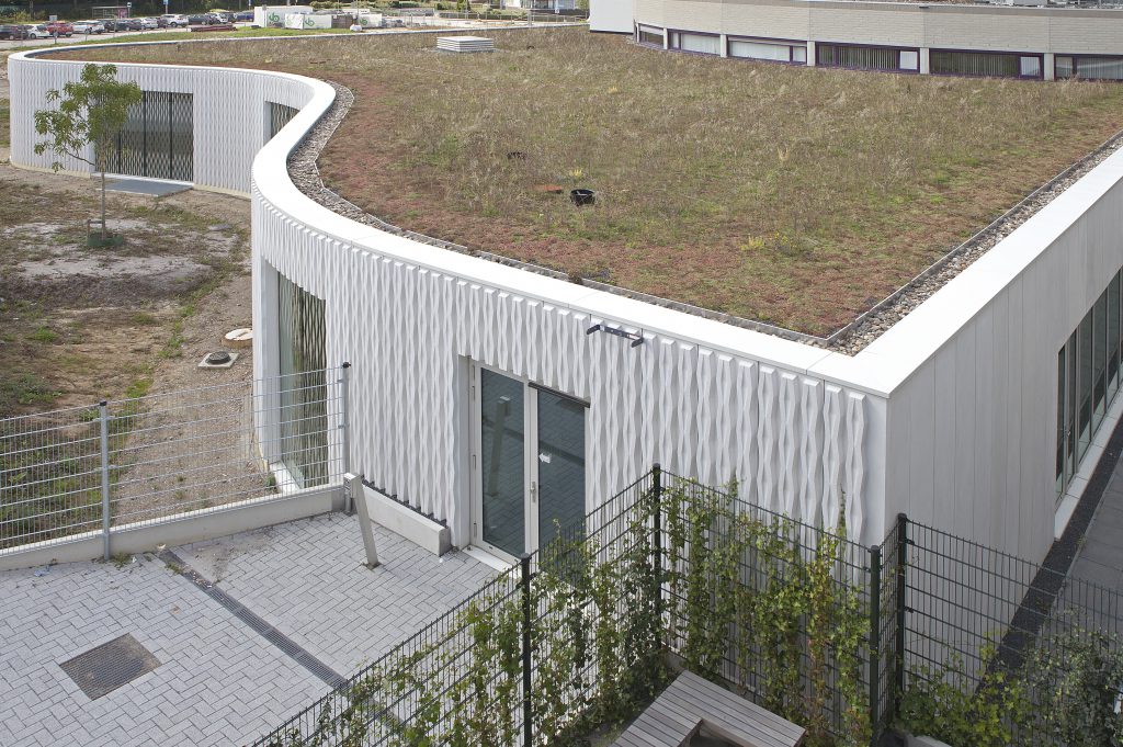 Aluminium dakrandafwerking van Roval op een groendak