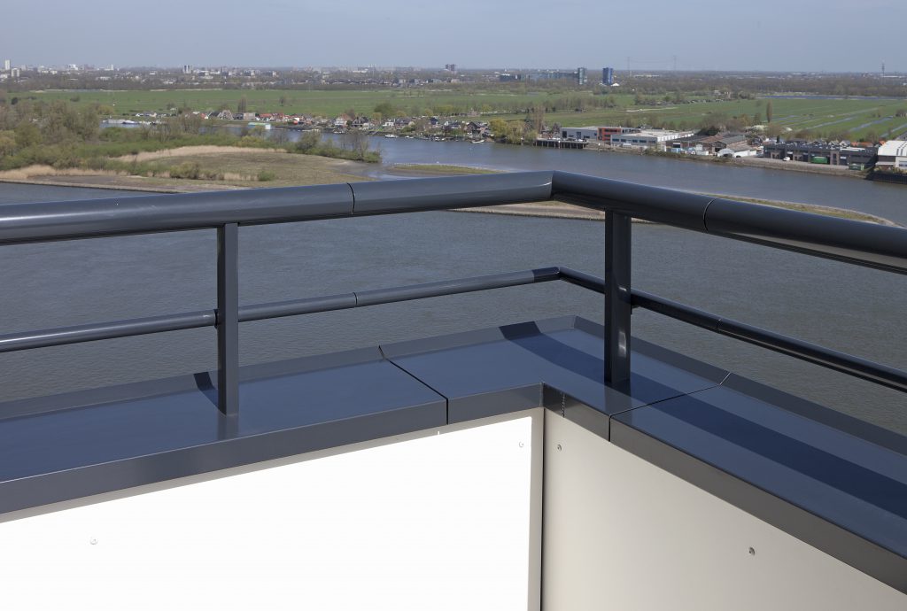 Aluminium muurafdekkappen met balustersystemen als dakrandafwerking
